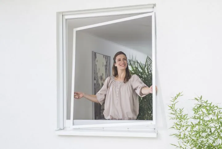 Spannrahmen Insektenschutz am geöffneten Fenster
